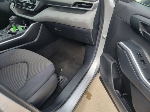 Used 2024 Toyota Highlander LE AWD/4WD image 10