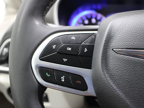Used 2023 Chrysler Pacifica Touring-L FWD image 12