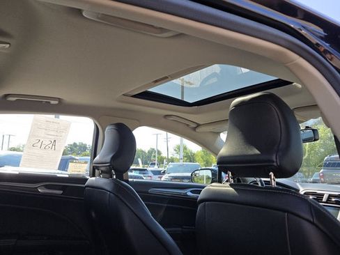 Used 2017 Ford Fusion SE w/ Fusion SE Technology Package FWD image 9