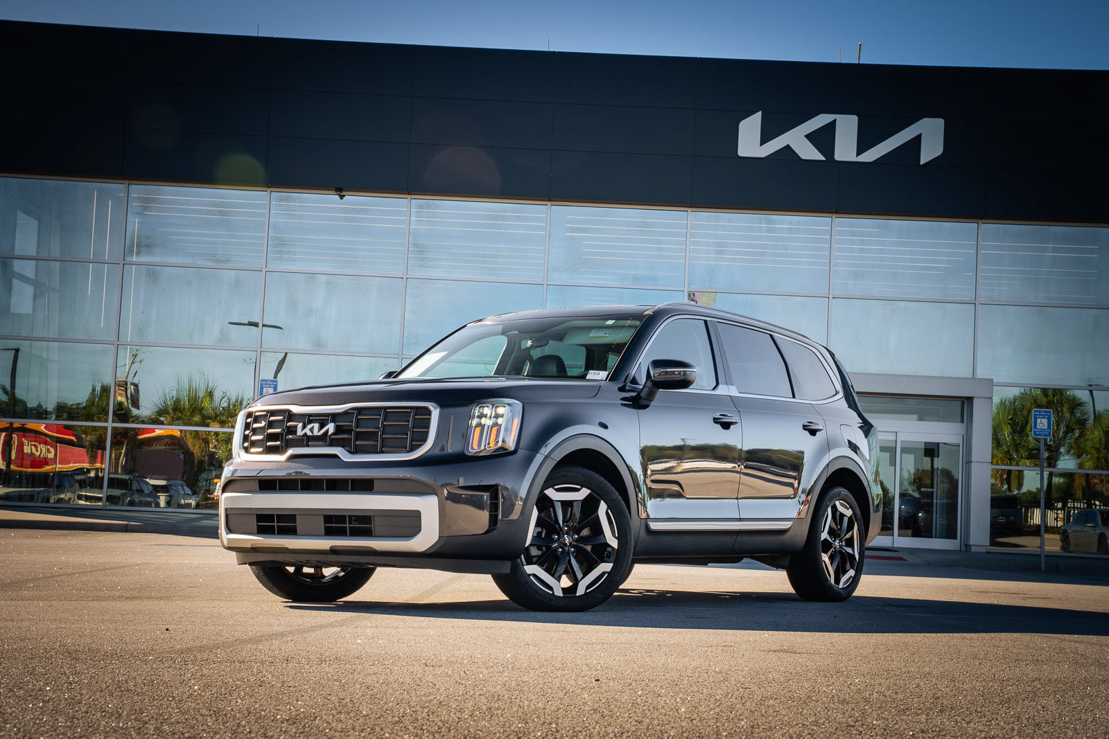 Used 2025 Kia Telluride S FWD image 3