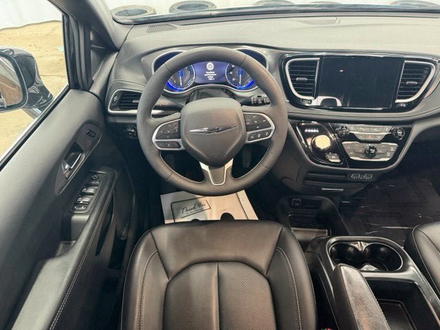 Used 2025 Chrysler Pacifica Select FWD image 14