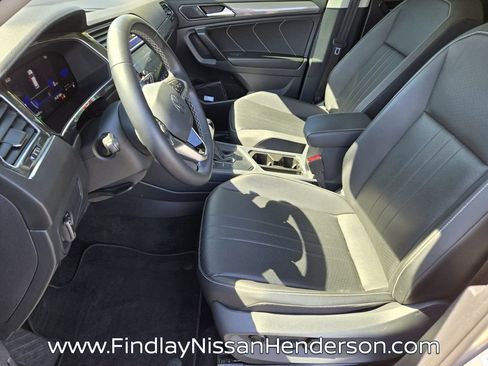 Used 2023 Volkswagen Tiguan SE w/ Panoramic Sunroof Package FWD image 10