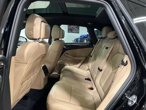 Used 2025 Porsche Macan image 40