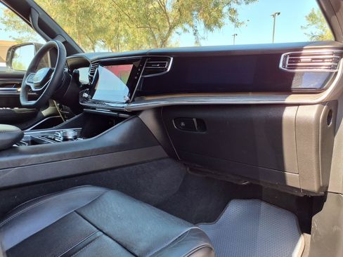 Used 2022 Jeep Wagoneer Series III w/ Premium Group I AWD/4WD image 10