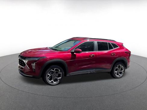 Used 2025 Chevrolet Trax LT FWD image 8