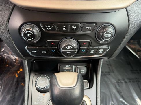 Used 2015 Jeep Cherokee Limited AWD/4WD image 15