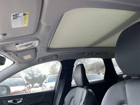 Used 2024 Volvo XC60 B5 Plus image 24