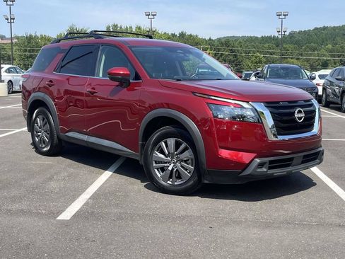 Used 2024 Nissan Pathfinder SV FWD image 1