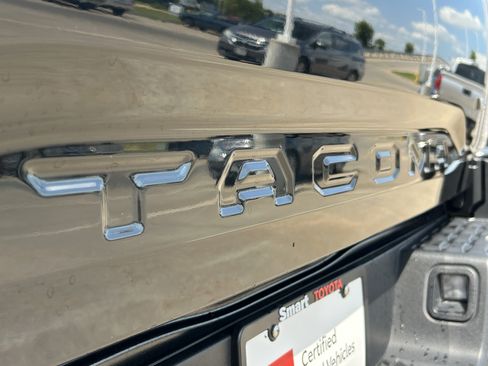 Used 2020 Toyota Tacoma TRD Off-Road AWD/4WD image 8