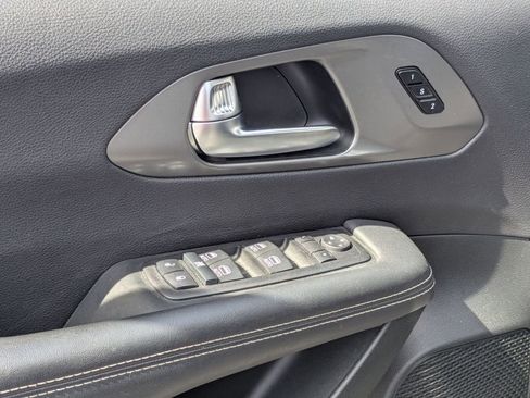 Used 2025 Chrysler Pacifica Select FWD image 16