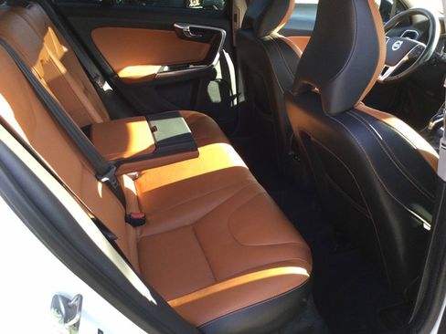 Used 2015 Volvo V60 T5 Cross Country image 23