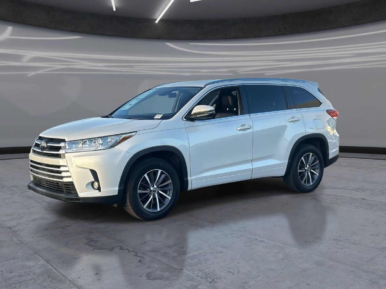 Used 2018 Toyota Highlander XLE FWD image 3