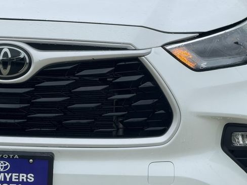 Used 2024 Toyota Highlander LE FWD image 5
