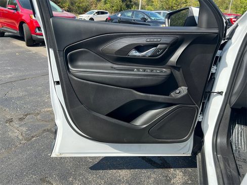 Used 2024 GMC Terrain SLT image 11