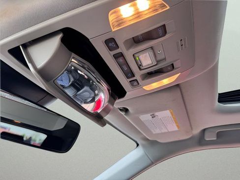 Used 2021 Toyota Highlander Limited image 26