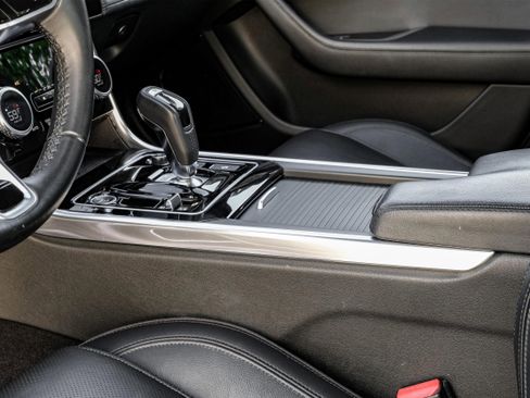 Used 2020 Jaguar XE S image 24