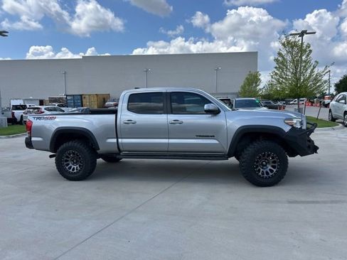 Used 2017 Toyota Tacoma TRD Off-Road AWD/4WD image 2