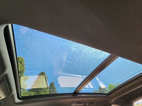 Certified 2022 Volkswagen Tiguan SE R-Line image 22