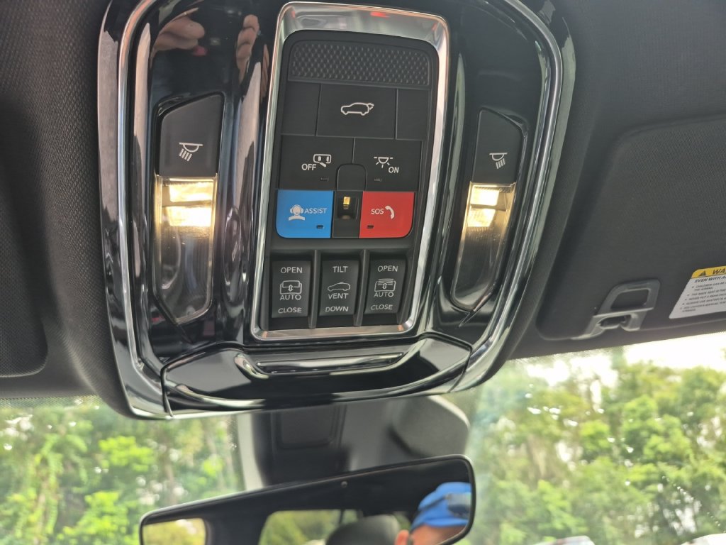 Used 2023 Jeep Grand Cherokee Overland RWD image 17