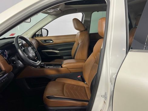 Used 2024 Nissan Pathfinder Platinum w/ Black Appearance Package image 19