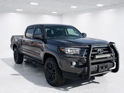 Used 2016 Toyota Tacoma SR5 w/ SR5 Appearance Package (SN) AWD/4WD image 4