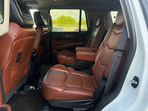 Used 2016 Cadillac Escalade Luxury AWD/4WD image 11