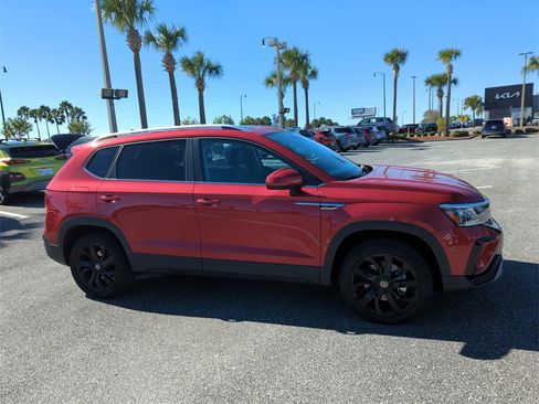 Used 2022 Volkswagen Taos SE w/ Panoramic Sunroof Package image 3