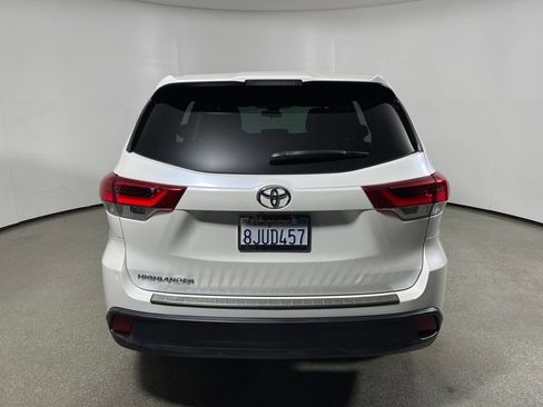 Used 2019 Toyota Highlander LE FWD image 4