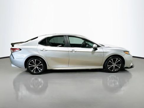 Used 2018 Toyota Camry SE FWD image 6