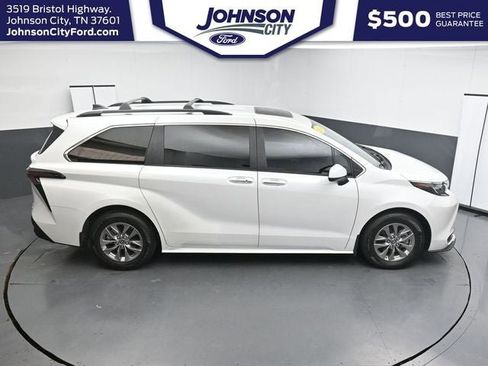 Used 2024 Toyota Sienna XLE FWD image 26