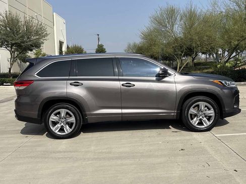 Used 2017 Toyota Highlander Limited w/ Carpet Mat Package image 2