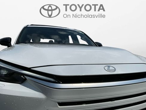 Used 2025 Lexus TX 500h AWD w/ Technology Package image 18