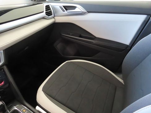 New 2026 Volkswagen Taos SE FWD image 19