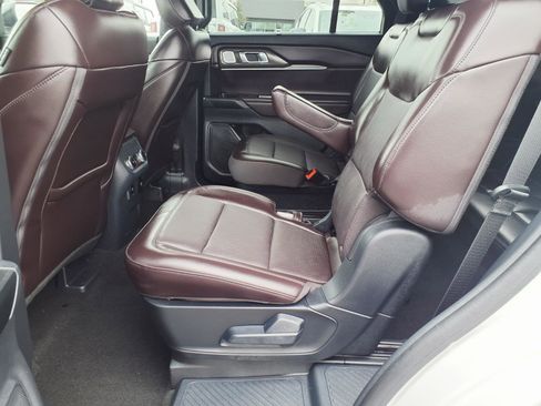 Used 2025 Ford Explorer Platinum image 18