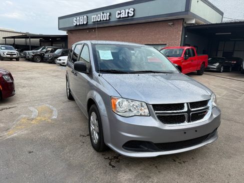 Used 2019 Dodge Grand Caravan SE image 2
