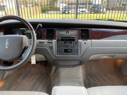 Used 2006 Lincoln Town Car Signature Limited image 24