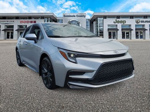 Used 2024 Toyota Corolla SE image 2
