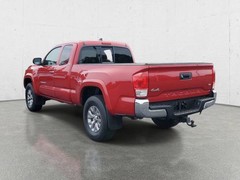 Used 2017 Toyota Tacoma SR5 AWD/4WD image 5