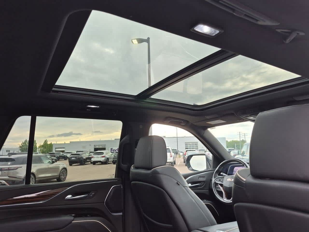 Used 2023 Cadillac Escalade Premium Luxury AWD/4WD image 24