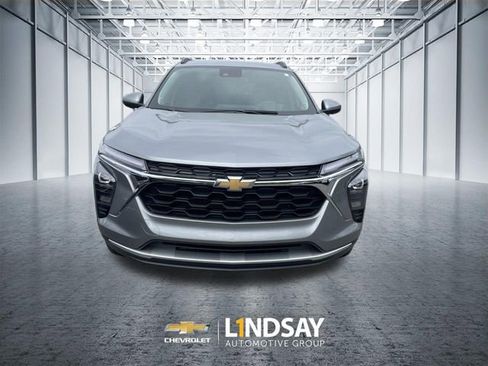 Used 2025 Chevrolet Trax LT w/ LT Convenience Package FWD image 3