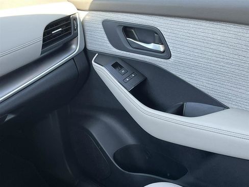 Used 2023 Nissan Rogue SV image 19