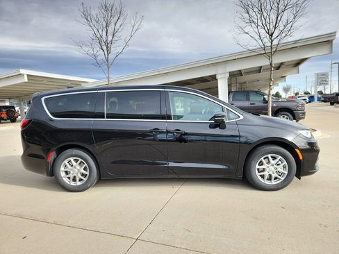 New 2026 Chrysler Pacifica Select image 2