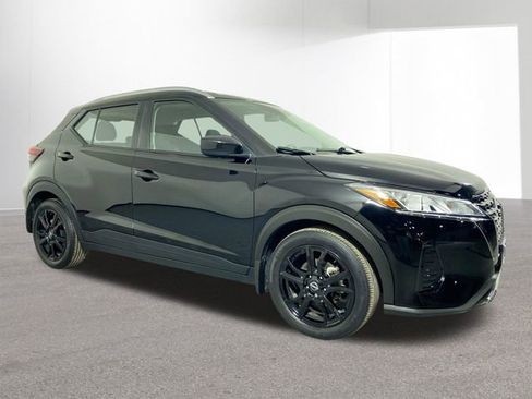 Used 2023 Nissan Kicks SV image 3
