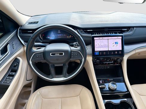 Used 2022 Jeep Grand Cherokee Limited w/ Luxury Tech Group II image 17