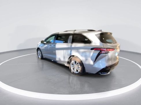 Used 2022 Toyota Sienna XSE AWD/4WD image 6
