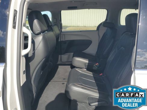 Used 2017 Chrysler Pacifica Touring-L w/ Tire & Wheel Group image 24