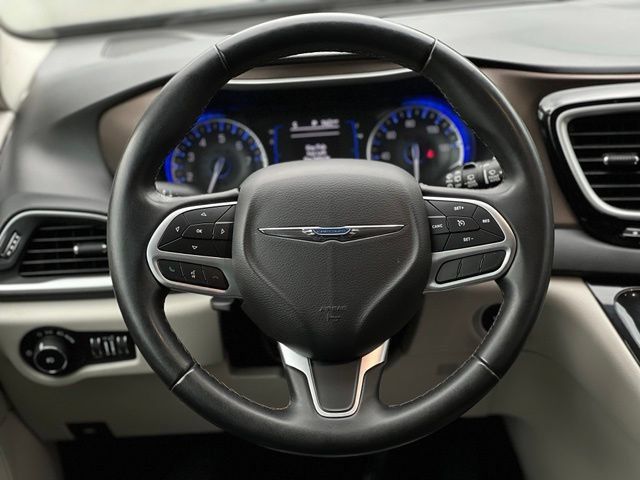 Used 2018 Chrysler Pacifica Touring-L FWD image 29