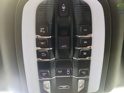 Used 2024 Porsche Macan AWD/4WD image 71