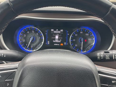Used 2018 Chrysler Pacifica Touring-L FWD image 7