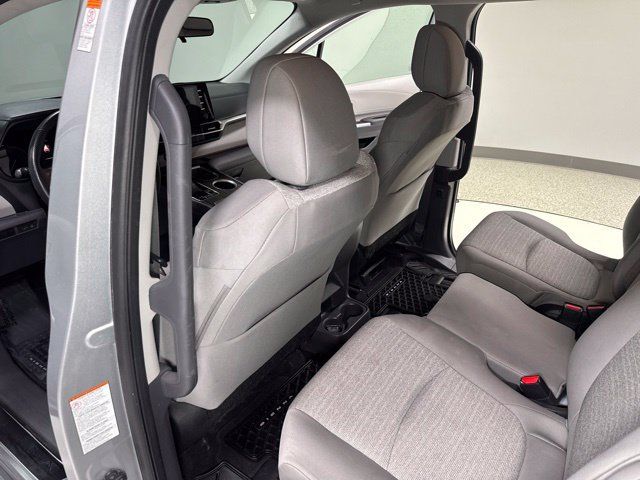 Used 2022 Toyota Sienna LE AWD/4WD image 24